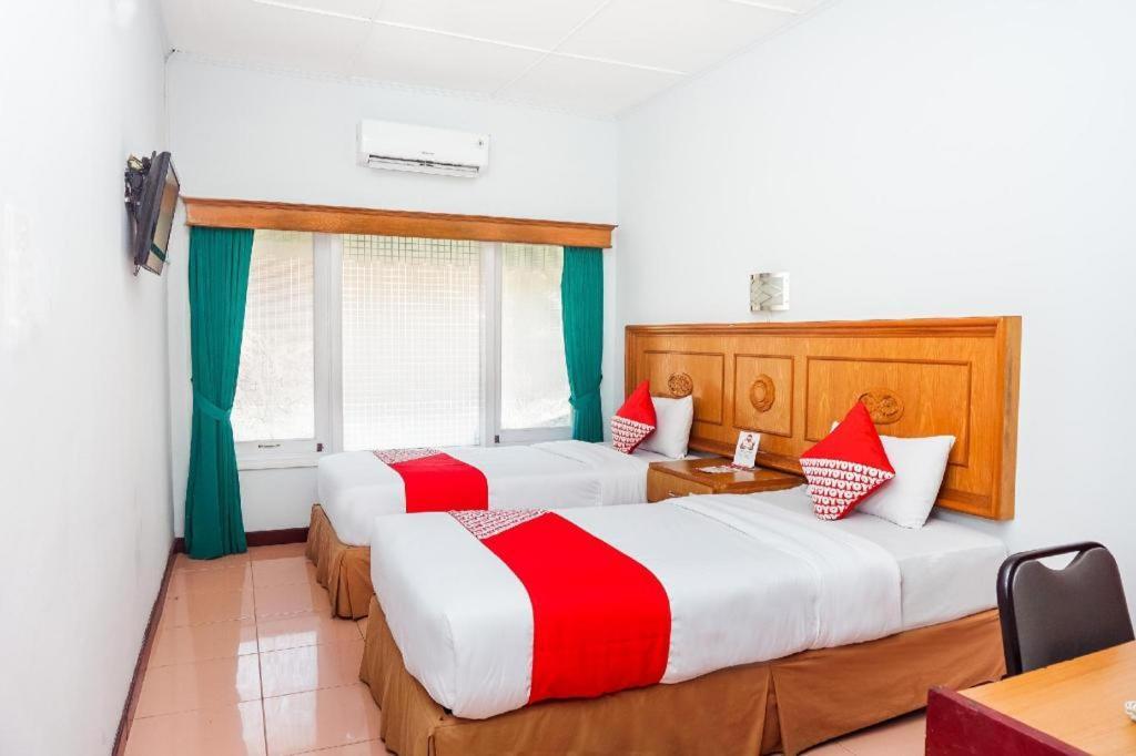 Oyo 375 Hotel Bougenville Syariah Padang Kültér fotó