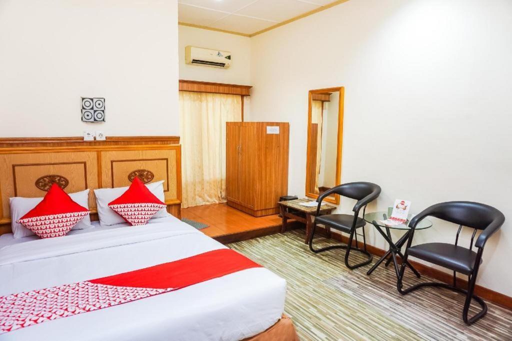 Oyo 375 Hotel Bougenville Syariah Padang Kültér fotó