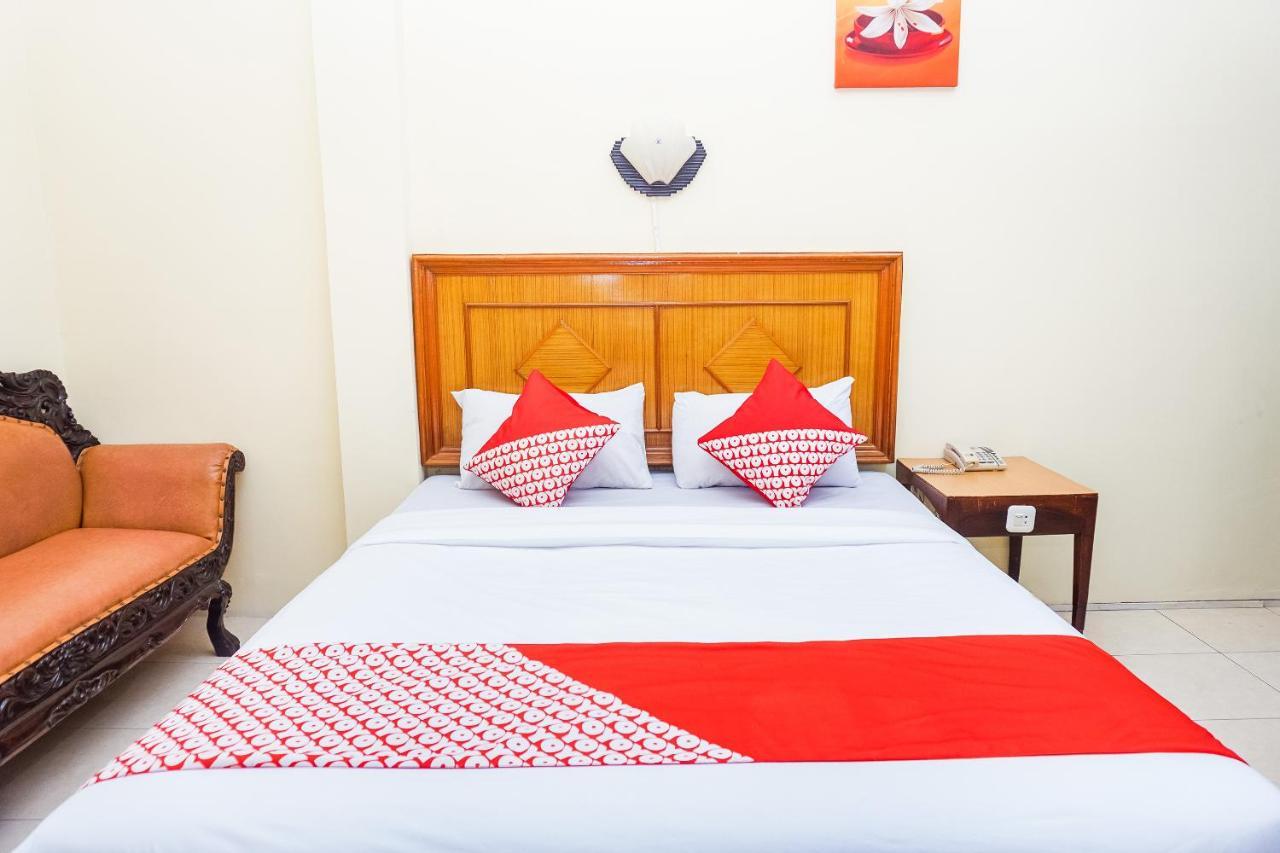 Oyo 375 Hotel Bougenville Syariah Padang Kültér fotó