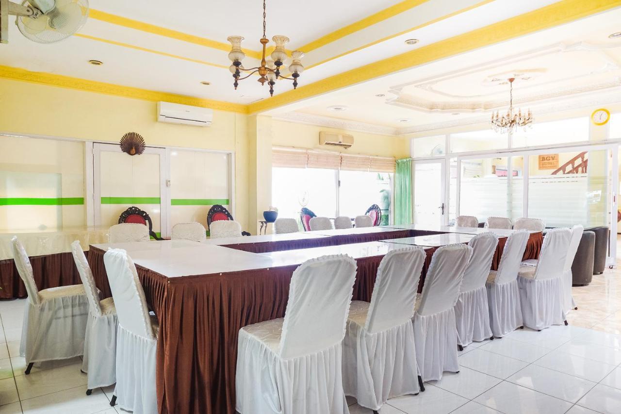 Oyo 375 Hotel Bougenville Syariah Padang Kültér fotó