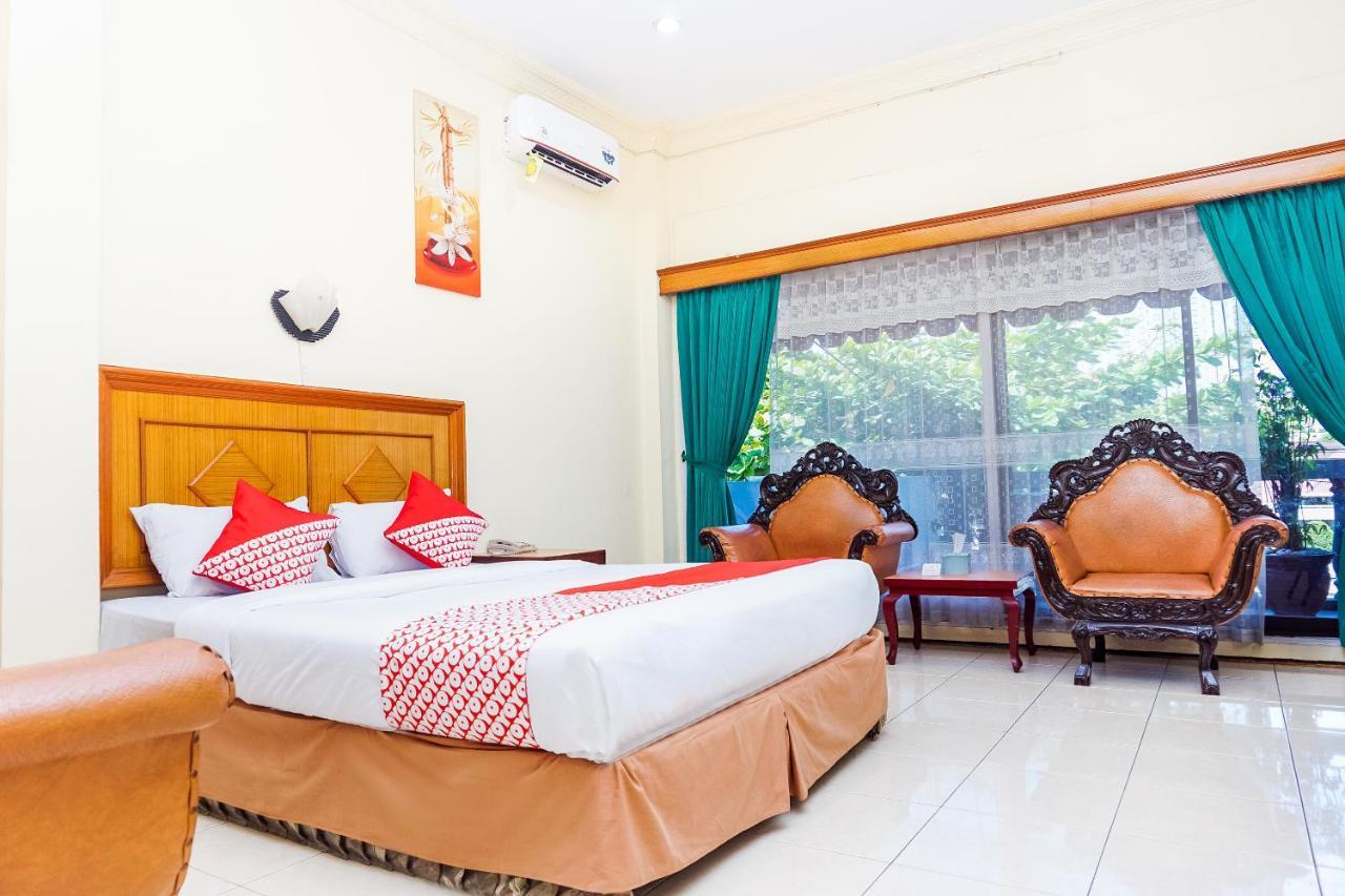Oyo 375 Hotel Bougenville Syariah Padang Kültér fotó