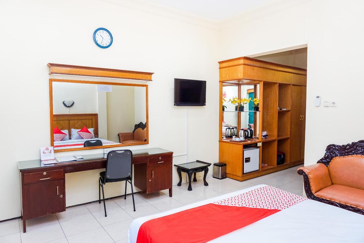 Oyo 375 Hotel Bougenville Syariah Padang Kültér fotó