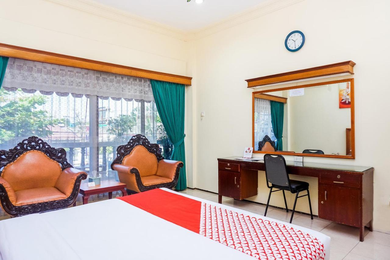 Oyo 375 Hotel Bougenville Syariah Padang Kültér fotó
