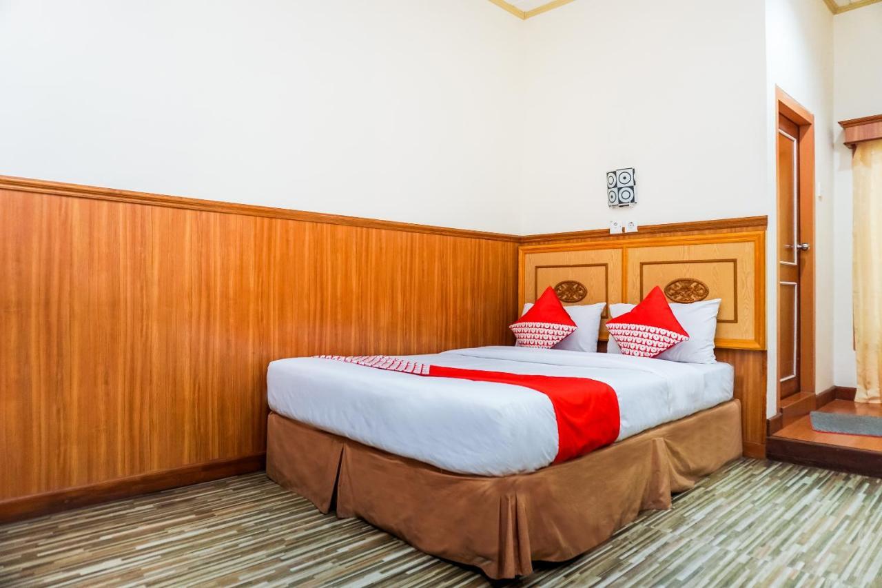 Oyo 375 Hotel Bougenville Syariah Padang Kültér fotó