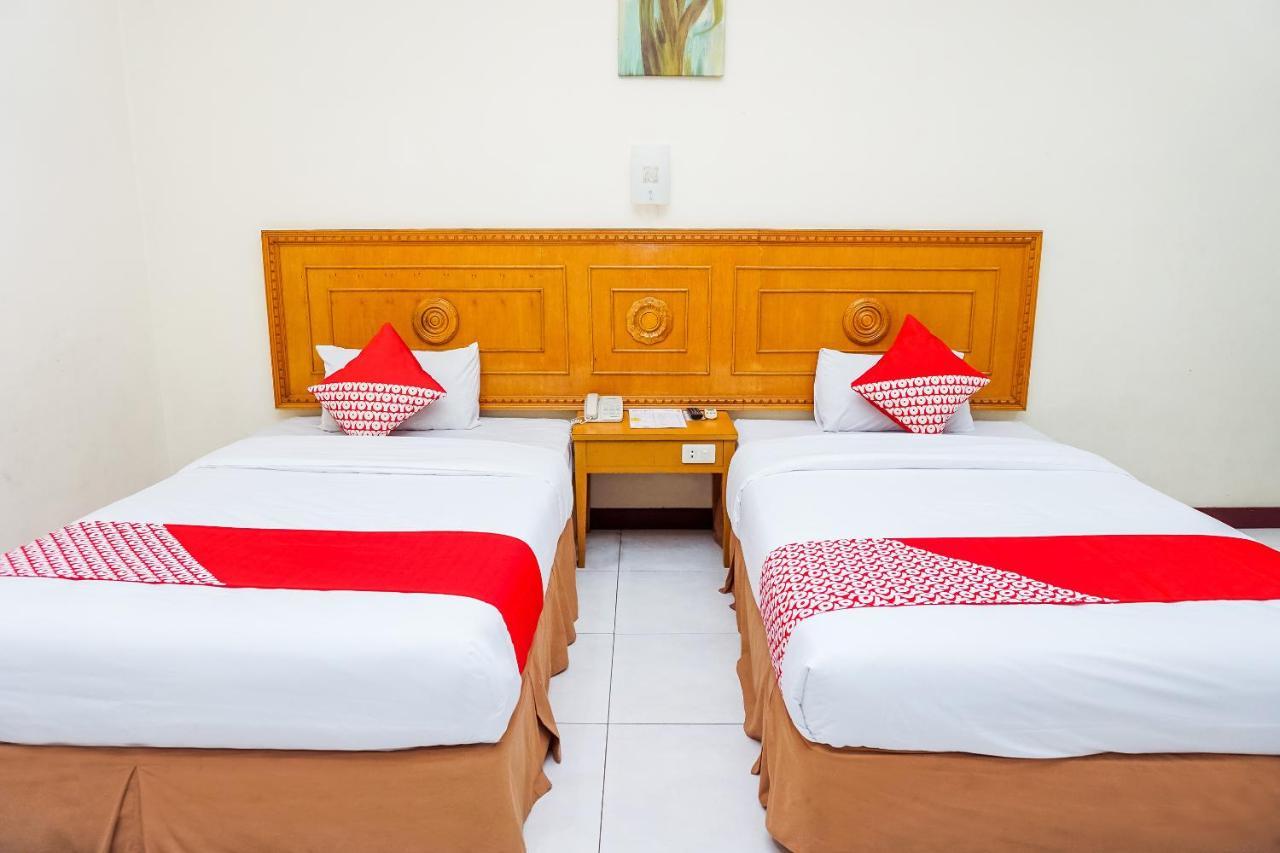 Oyo 375 Hotel Bougenville Syariah Padang Kültér fotó